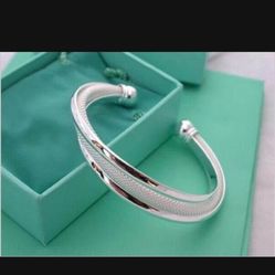 Silver bangle bracelet with fine mash