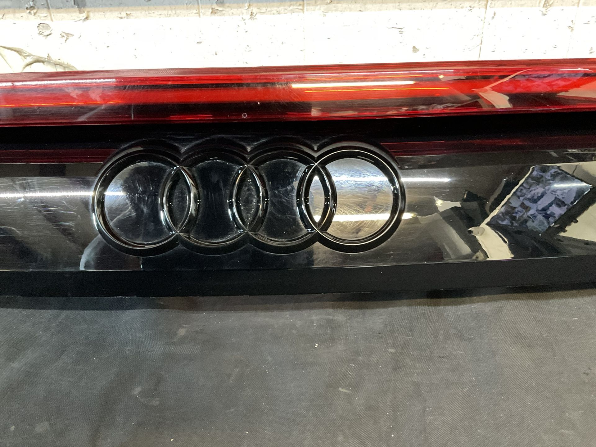 AUDI Q8 REAR CENTER TAILLIGHT 2019-2023 LED OEM