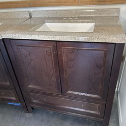 New 30 In Vanity In Good Condition 