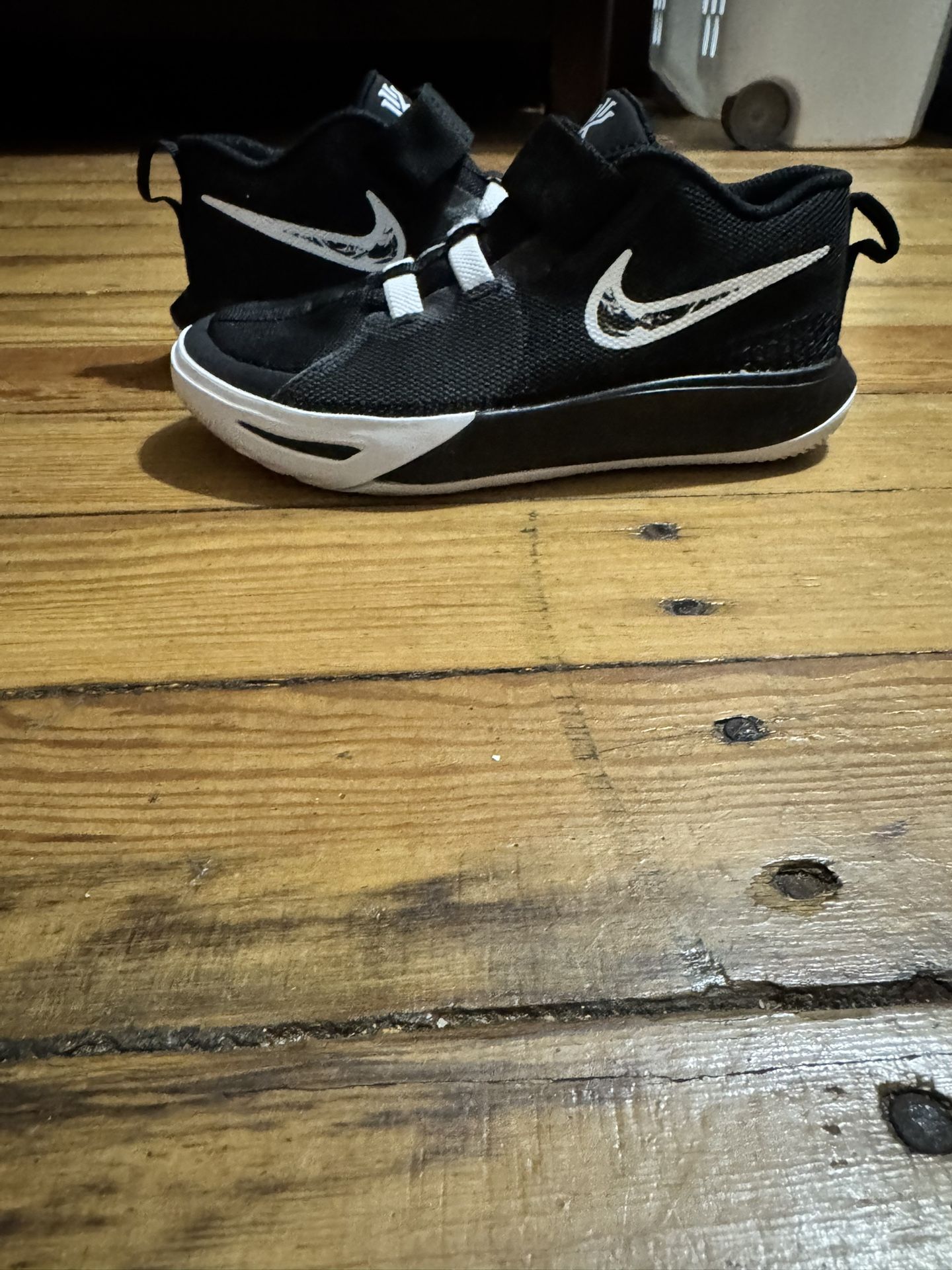 🔥NEW Nike Kyrie Flytrap 6 Black White Athletic Shoes DQ8093-009 Youth Size 1Y🔥