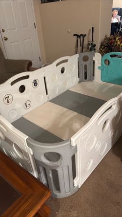 Adjustable  playpen with padding