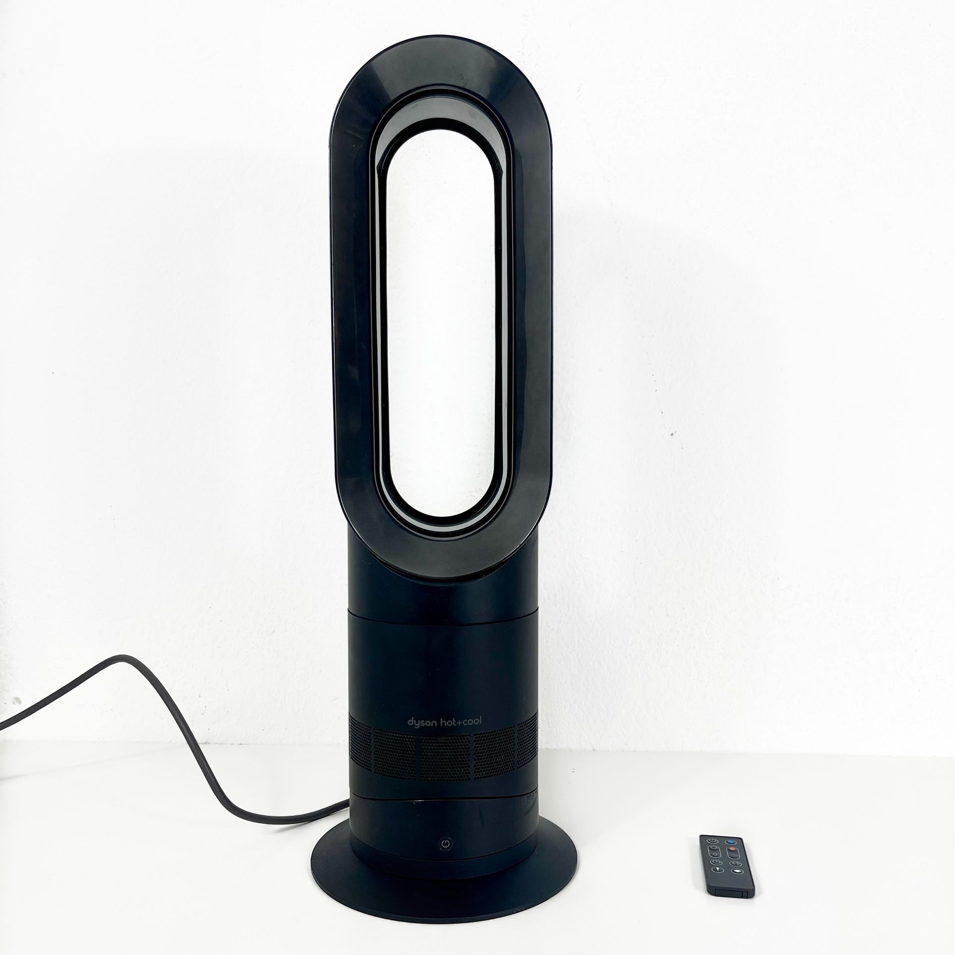 Dyson AM09 Air Multiplier Bladeless Hot + Cool Table Fan / Heater w/ Remote  - Calentón for Sale in Lemon Grove, CA - OfferUp