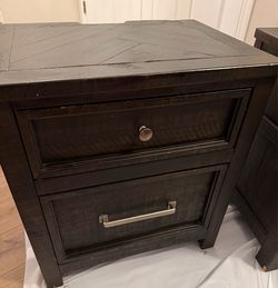 2 nightstands