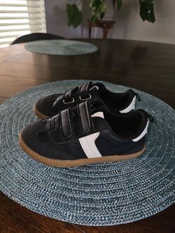play shoes size 10