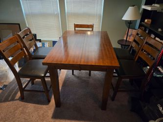 Expandable dining table set