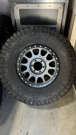 Maxxis Tires RAZR AT 37”x12.5017”