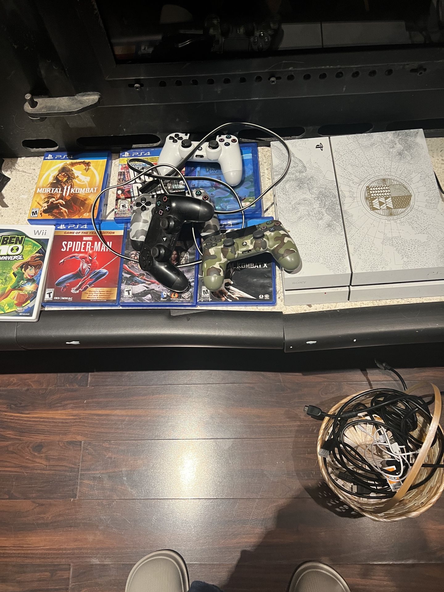 PS 4, 4 Controllers, 6 Games