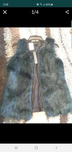 Faux fur vest emerald, size S (runs big) fits Medium/ chaleco imitacion piel, verde, talla Chicago, pero esta muy amplify, le queda a talla mediana