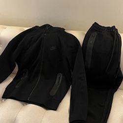 Black Nike Tech Tracksuit