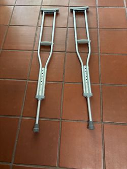 Adult crutches 5’2 to 5’10 fits