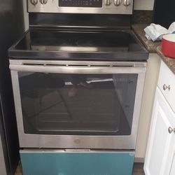 Electric GE stove.   SEMI NEW Condition.   $175 OBO   works Great