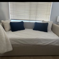 Pull out Day bed