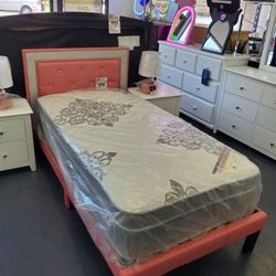 New Pink Sparkling 💖 Diamond Bed 🛌 ✨️ 💖 Frame Only. Special Price Come Visit Our Store In Paramount 💎 