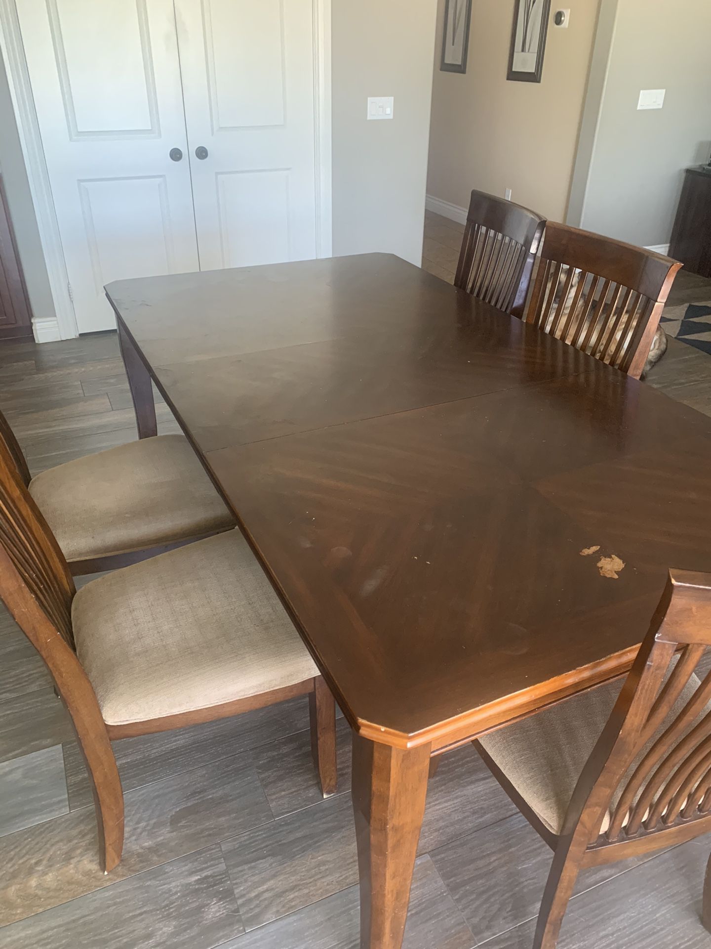 Kitchen table w/ 5 chairs