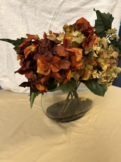 Autumn Flowers In Clear Glass Vase 🏺 Beautiful as a Centerpiece On Your Dinning room Table Or Cocktail Table .