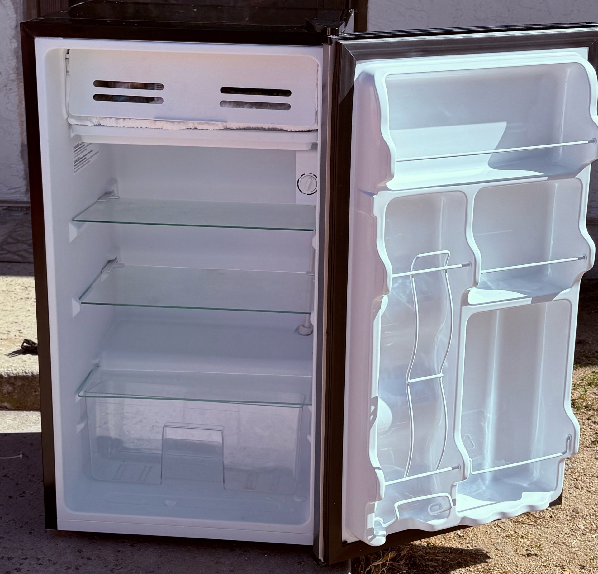 $80 Midea 4.4 cu ft Compact Refrigerator/Freezer Single Door Mini Refrigerator, GREAT Condition!! Sanitized, No Wear And Tear. Works Perfect.
