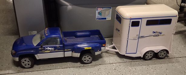 BREYER 40" Ford dually pickup & horse trailer set