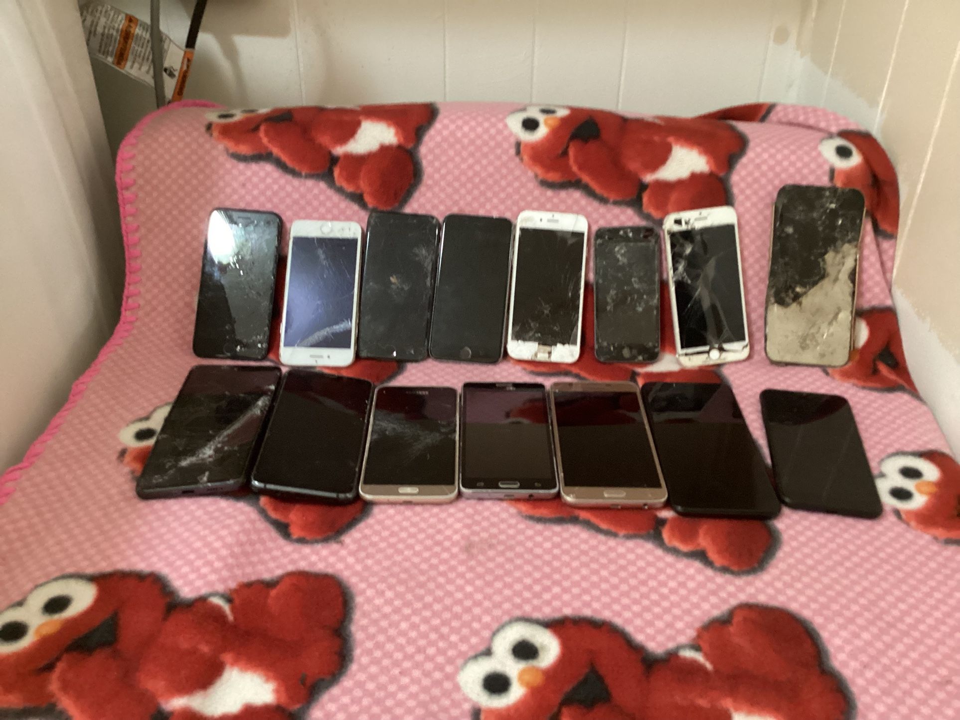 Lot Of Apple iPhones Samsung Cells And Tablet And iPad Lot Of 22 For Parts Not Working