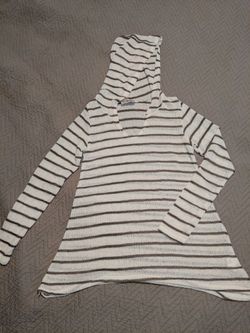 Free kisses hooded sweater small i101
