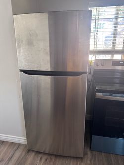 LG Stainless Steel Top-Freezer Refrigerator