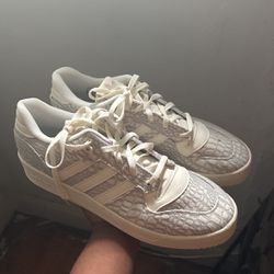  Adidas Shoes Size 13 With Backpack 