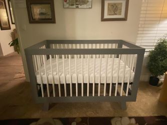 Crib 3 in 1 convertible crib; grey with mattress