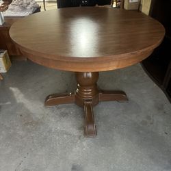 Expandable Round Pedestal Dining Table with Leaves – Seats 4 to 8