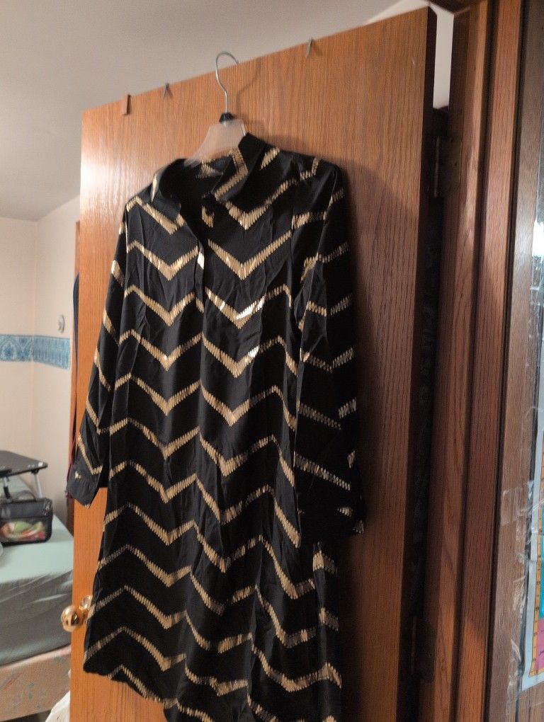 XL Womens Long Black With Gold Patterned Collared Shirt