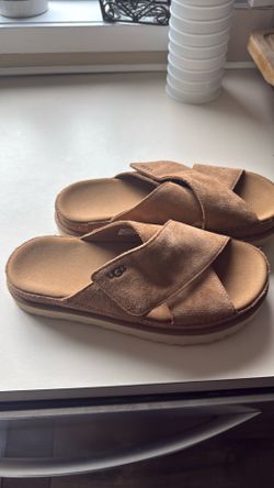 8.5 women’s UGG platform sandals