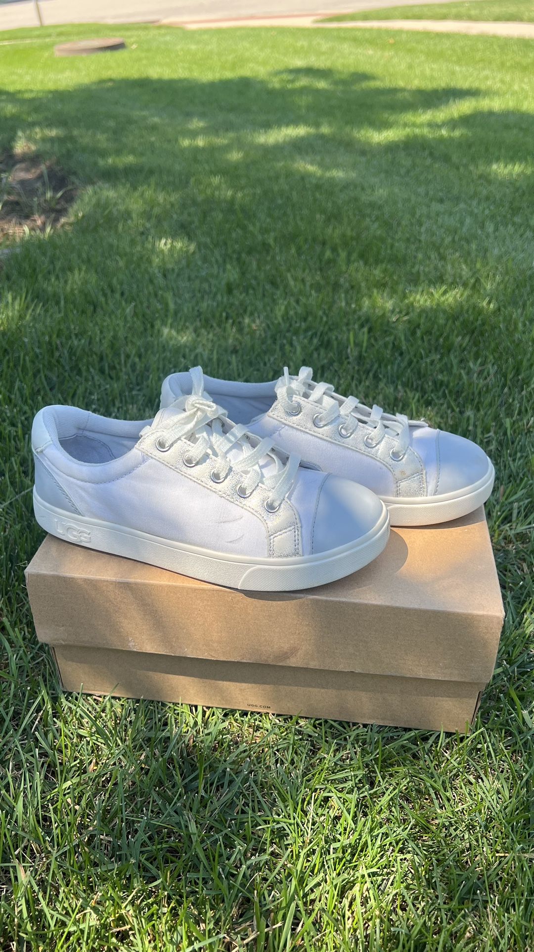 UGG Kids' Calix Glitter sneakers, size 3