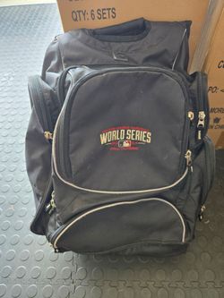 BACKPACK TONS OF POCKETS