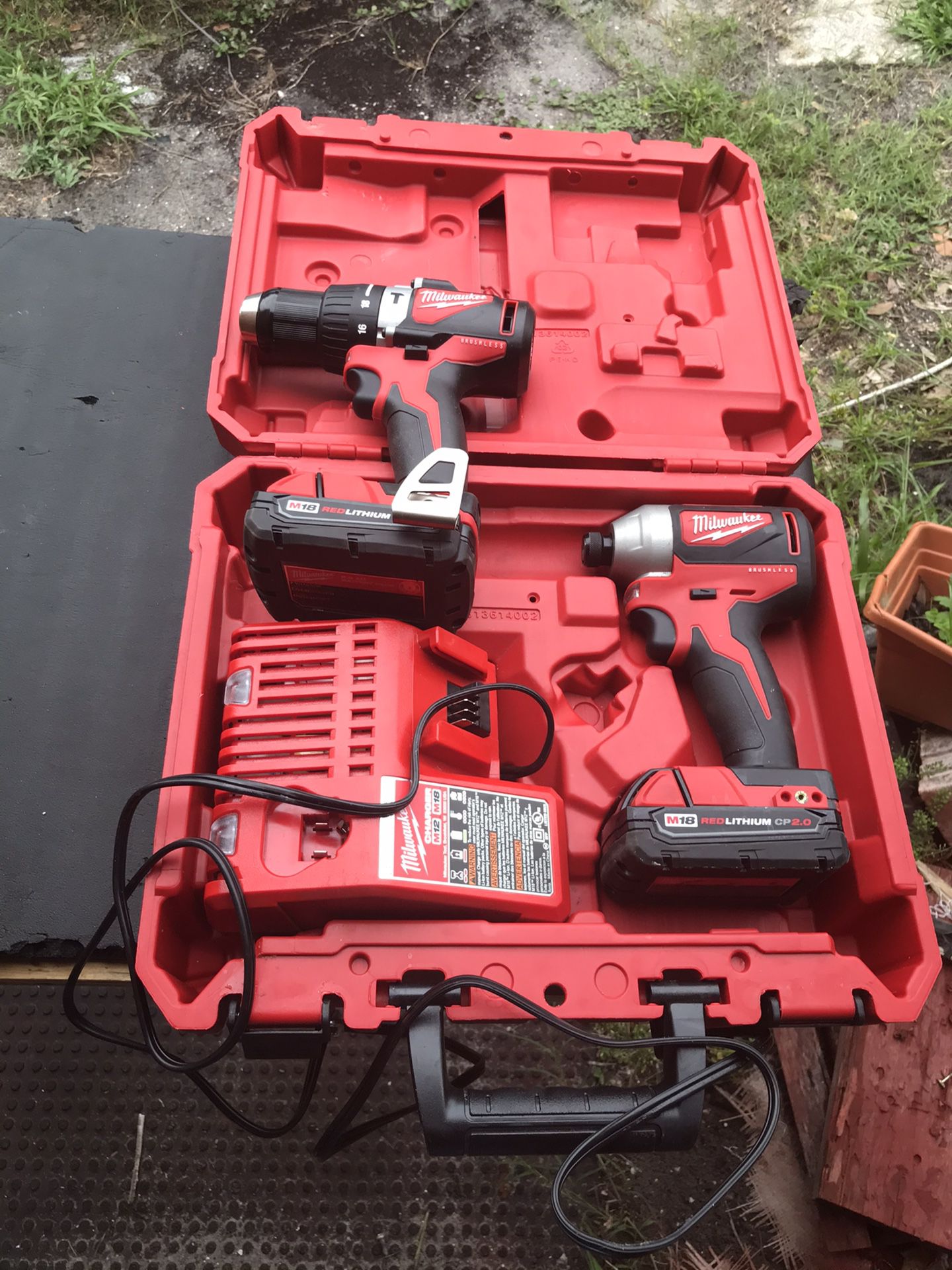 Set Milwaukee 1 Hammer drill New and 1 impact gun + 2 batteries and 1 charger