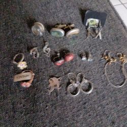 Todo Es Sterling Silver 925 6 Pares De Aretes2 Anillos 2 Dijes1 Nanecillas 1 Dije Grande  Son 12 Piesas En Buenas Condiciones Todos $150