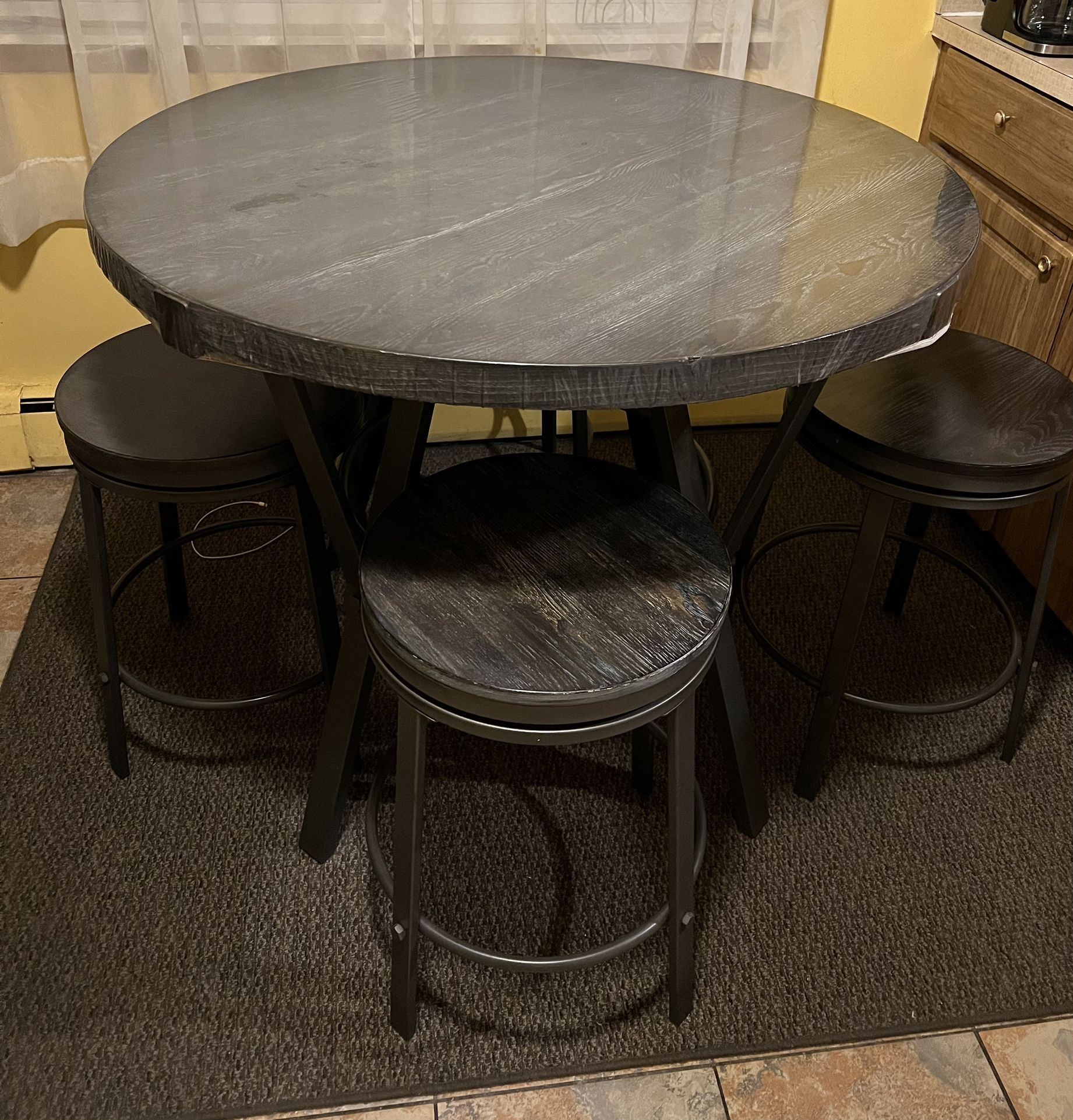 Dining table w/4 swivel stools