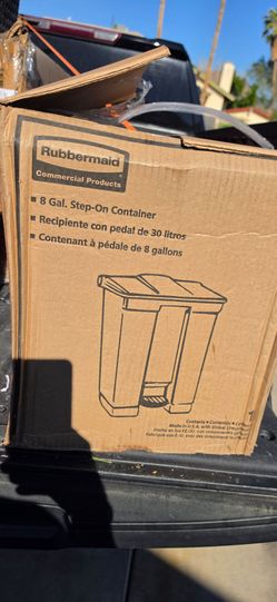 Rubbermaid Commercial 8 Gal Step-On Container