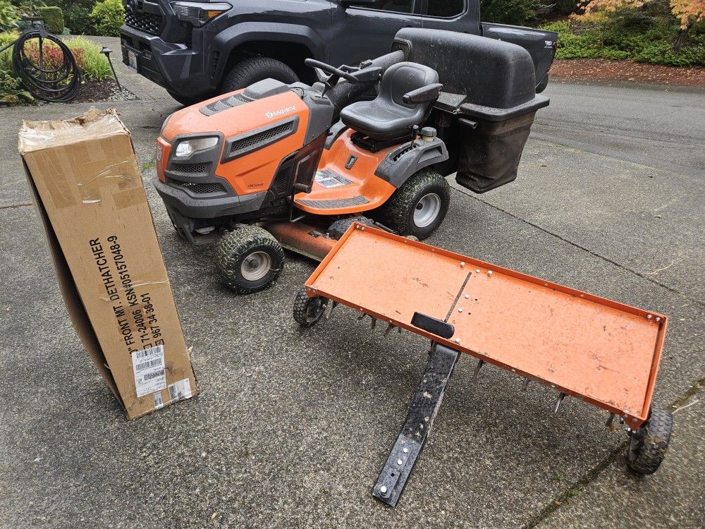 Husqvarna Lawn Tractor: YTH 24V48 + Accessories