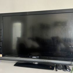 Vizio Tv  With Roku And Remote 