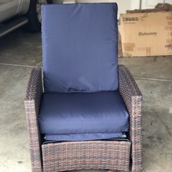 Outsunny Outdoor Wicker Swivel Recliner Chair, Reclining Backrest, Lifting Footrest, 360° Rotating Basic, Water Resistant Cushions for Patio, Dark Blu