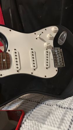 Guitar  doesn’t have string  pick up today for 45