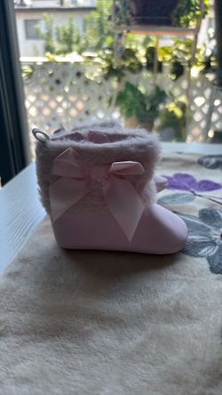 Baby girl boots size 2 to 3 months