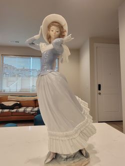 LLADRO  Spring Breeze Lady #4936 Porcelain Figurine