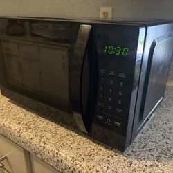 Microwave  9.5x11.5x17 in 0.7 Cu
