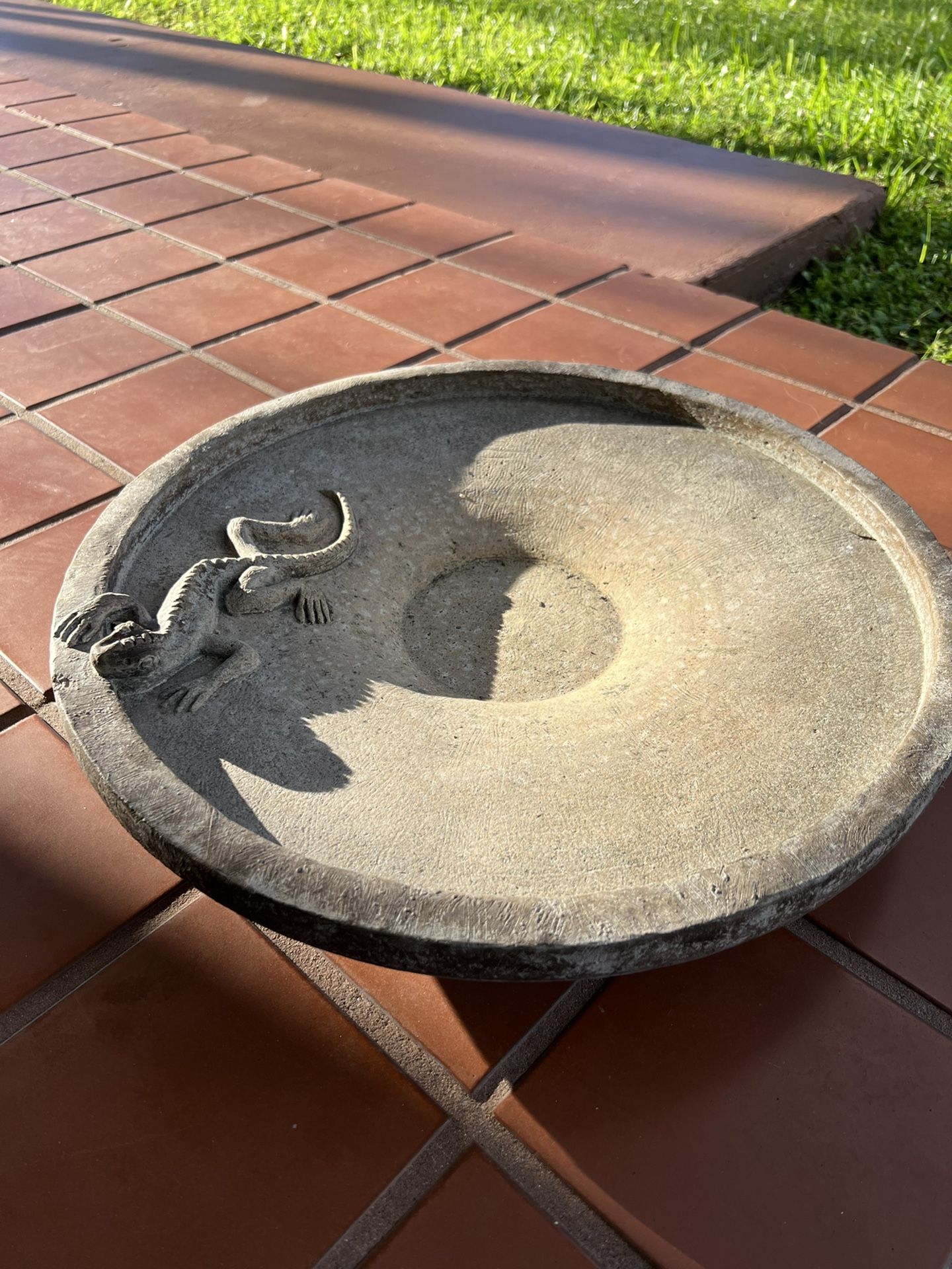 SOLID CONCRETE CAMPANIA BIRDBATH TOP WITH LIZARD