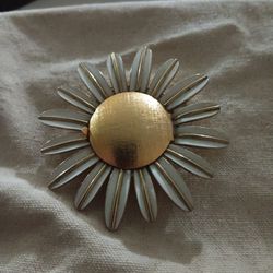 Avon Daisy pin broach with with compartment