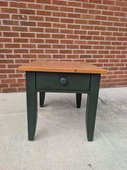 BROYHILL Wood End Table with Drawer