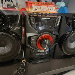 Samsung MX-H630 Giga Sound CD Player Boombox with Bluetooth