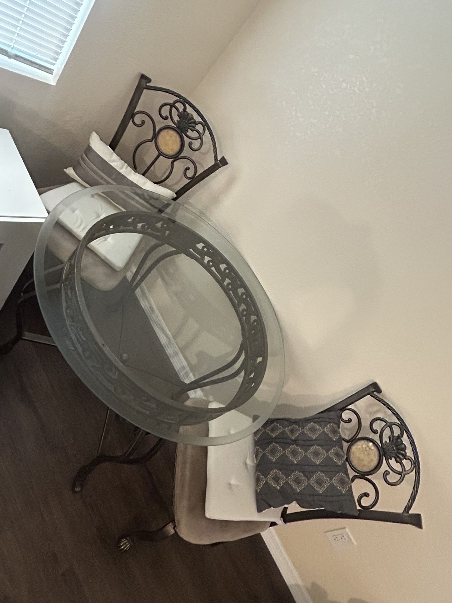 Table And Chairs For Sale 100$ 