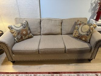 Five-seater sofa set in cream color 