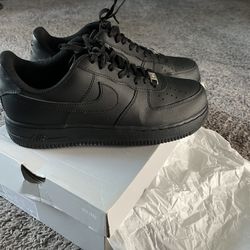 Nike Air - Air Force 1 / Black 9.5 Men