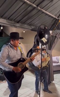 Grupo Sierreño con tuba 2 estilos  por el mismo precio acordeon guitarra y tuba y 2 guitarras y la tuba